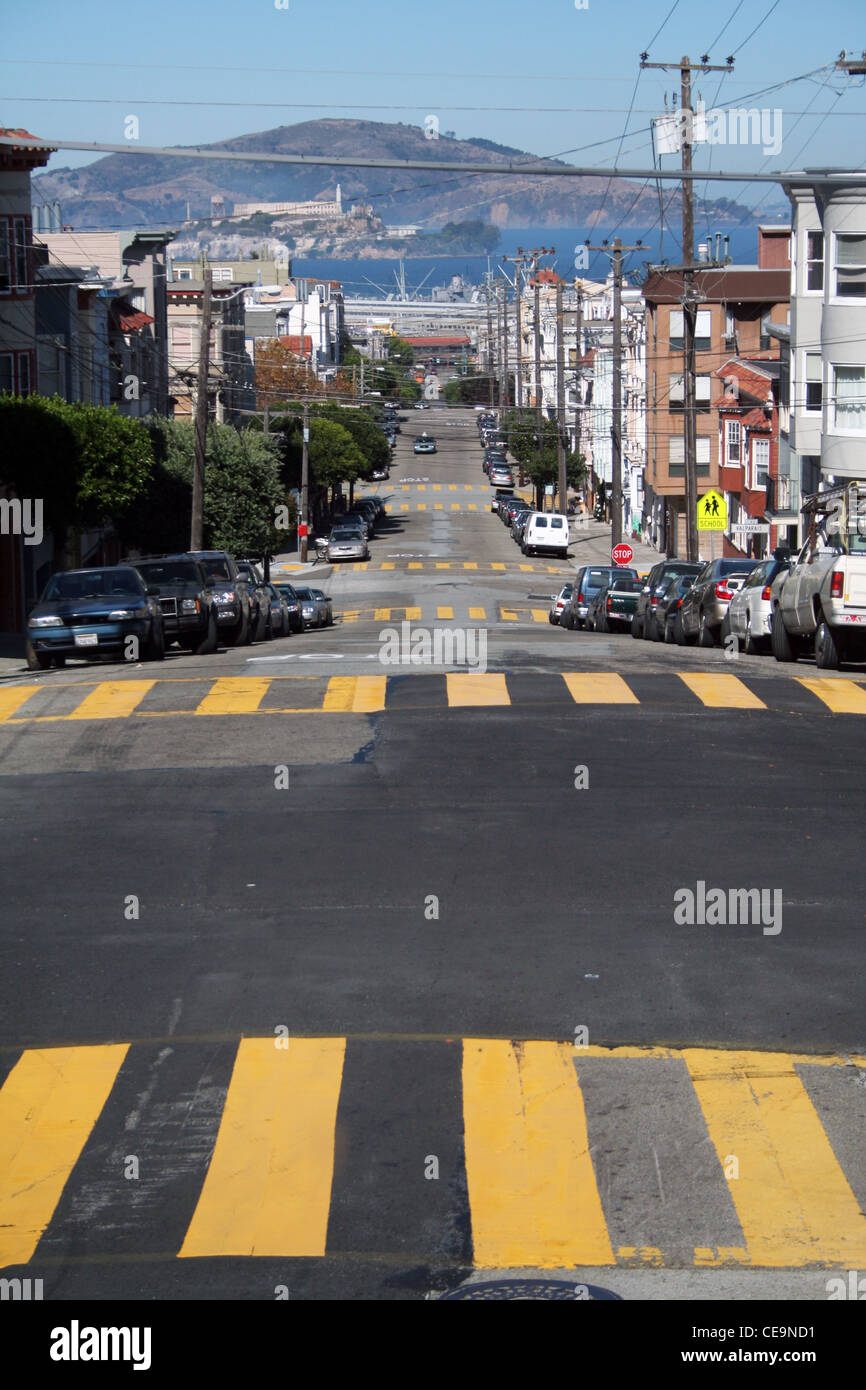 Street in San Francisco. mit Blick auf Alcatraz. Kalifornien, USA. Stockfoto