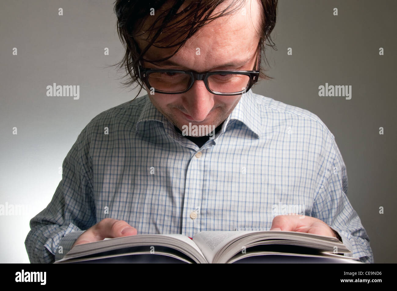 Hält ein Buch mit leeren weißen männlichen Nerd deckt, dieses Bild ist eine humorvolle Konzept Foto. Stockfoto