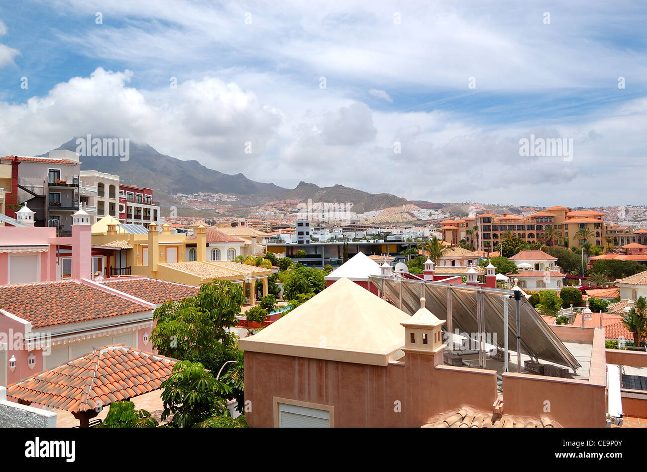 Blick auf die Gebäude des Luxushotels und Villen mit Solarzellen, Teneriffa, Spanien Stockfoto