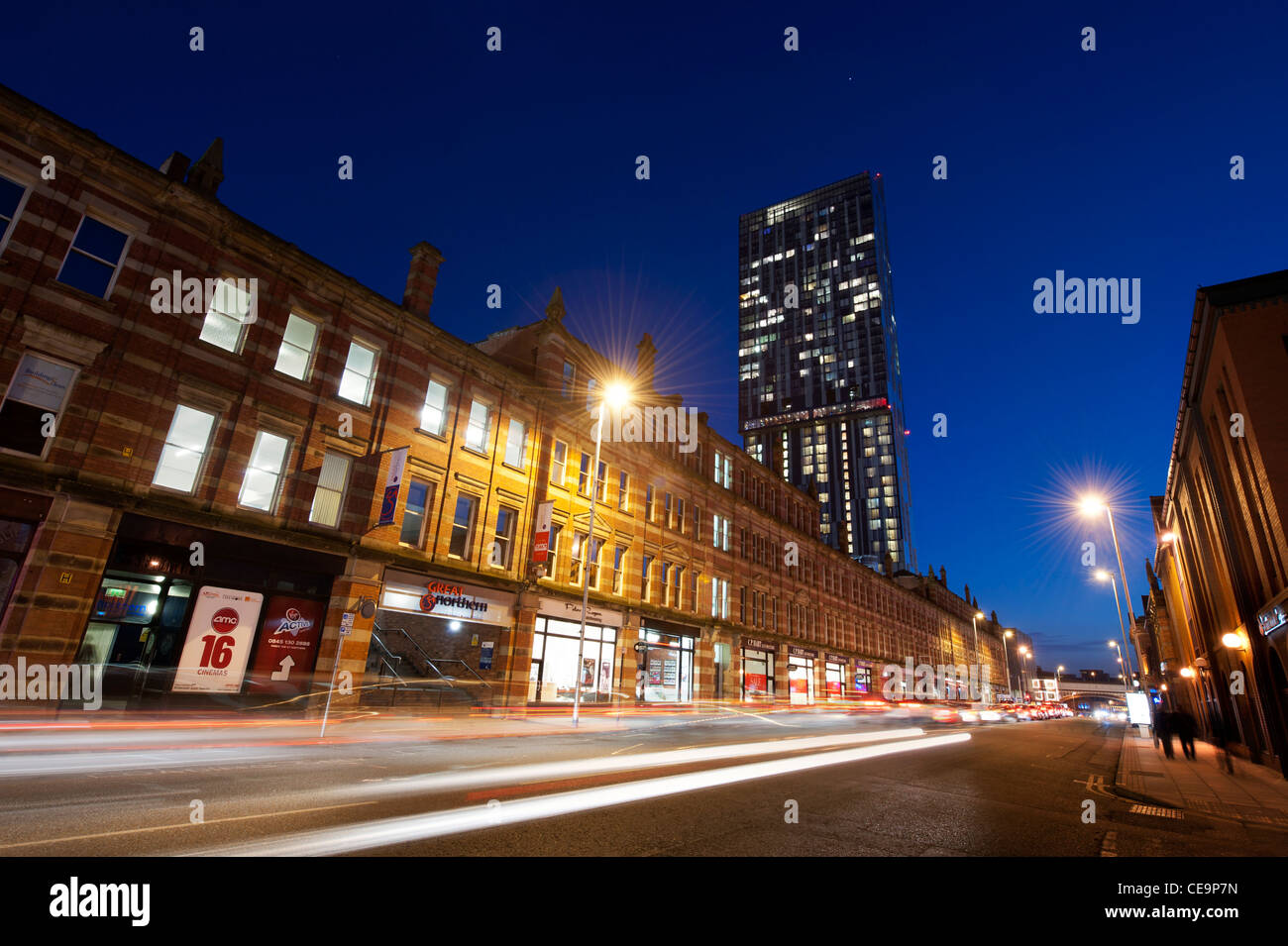 Ein Schuss von Deansgate Blickrichtung Beetham Tower am späten Abend Nachthimmel in Manchester, UK. Stockfoto