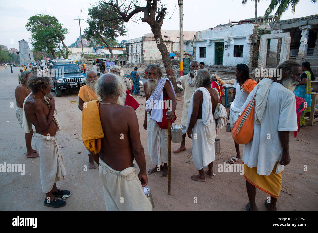 Sadhus, verwendet der heilige Mann Indiens versammelt in Hampi Bazaar Street in Hampi, Karnataka, Indien Stockfoto