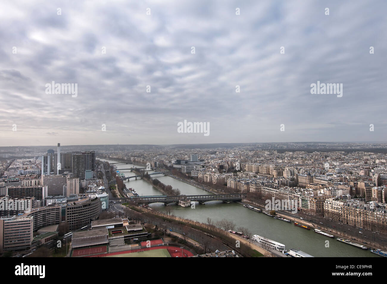 Panorama von Paris vom Eiffelturm mit dem Fluss Seine Stockfoto