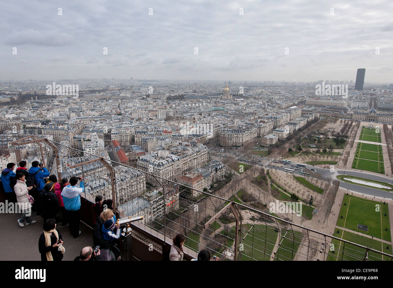 Panorama von Paris aus dem zweiten Stock des Eiffelturms mit der Jardins de mars Stockfoto