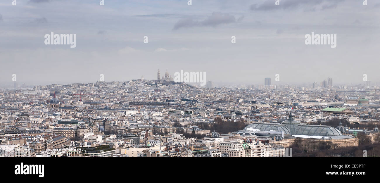 Panorama von Paris vom Eiffelturm mit Montmartre-Hügel in der basckground Stockfoto