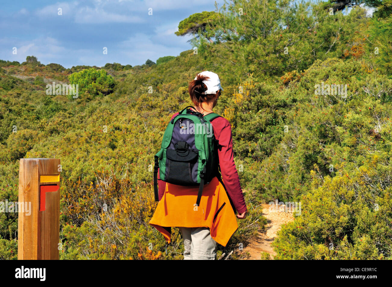 Portugal, Algarve: Frau zu Fuß auf einer Strecke von der Wanderroute der hängenden sieben Täler Stockfoto