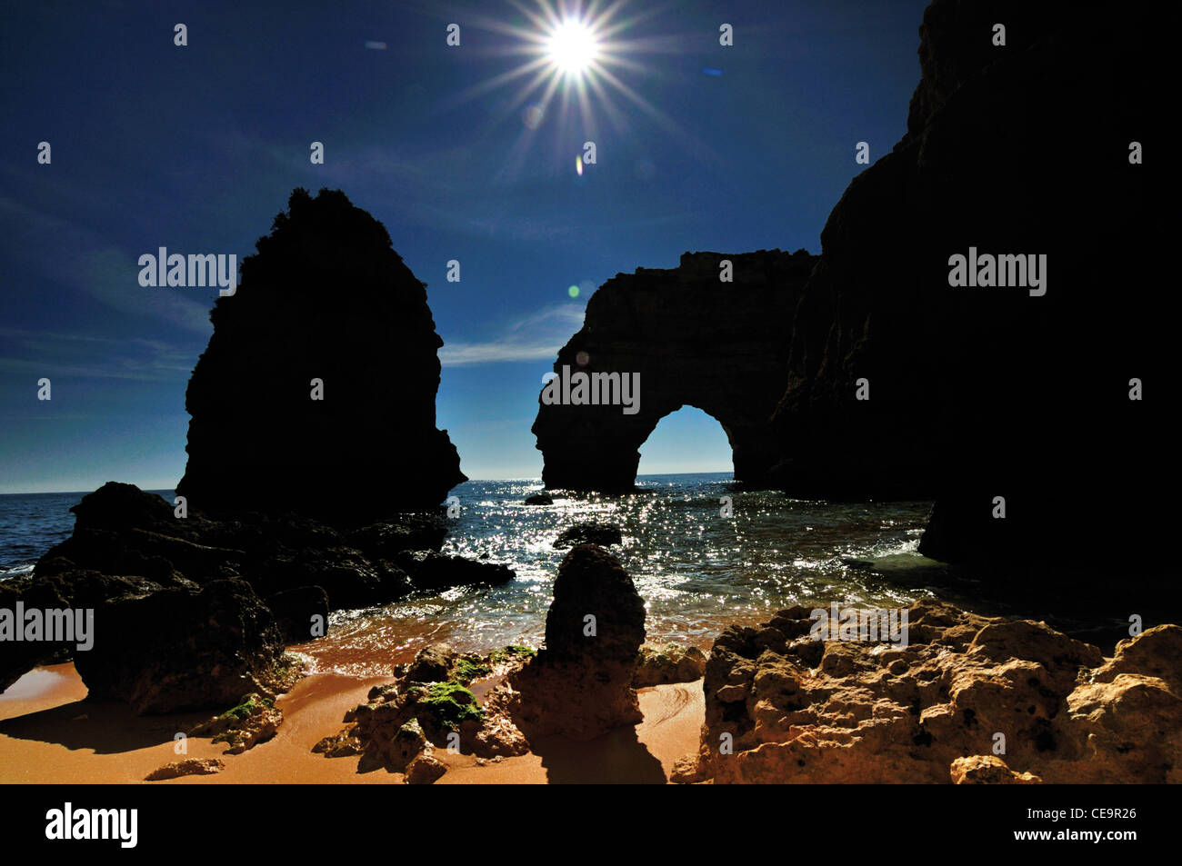 Portugal, Algarve: Felsformationen gegen Mittag Sonnenlicht am Strand Praia da Marinha Stockfoto