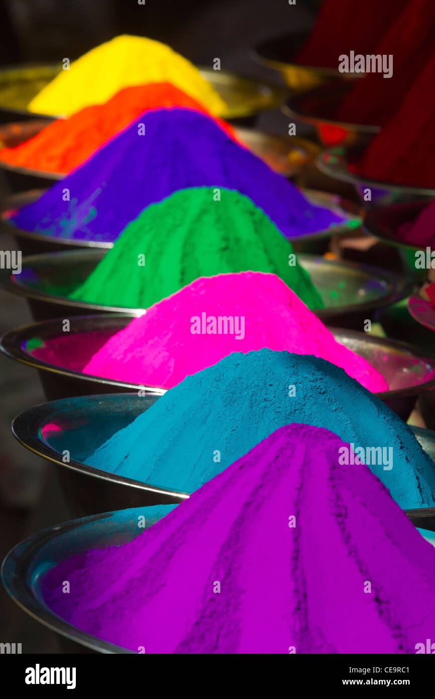 Gepudert Farbstoffe in verschiedenen Farben zum Verkauf auf dem Markt der Devaraja in Mysore, Karnataka, Indien Stockfoto