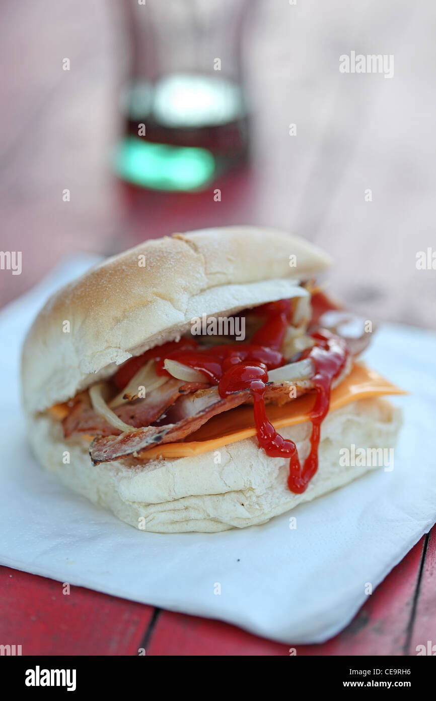 Sandwich-Speck-Barm Essen auf der Straße Stockfoto