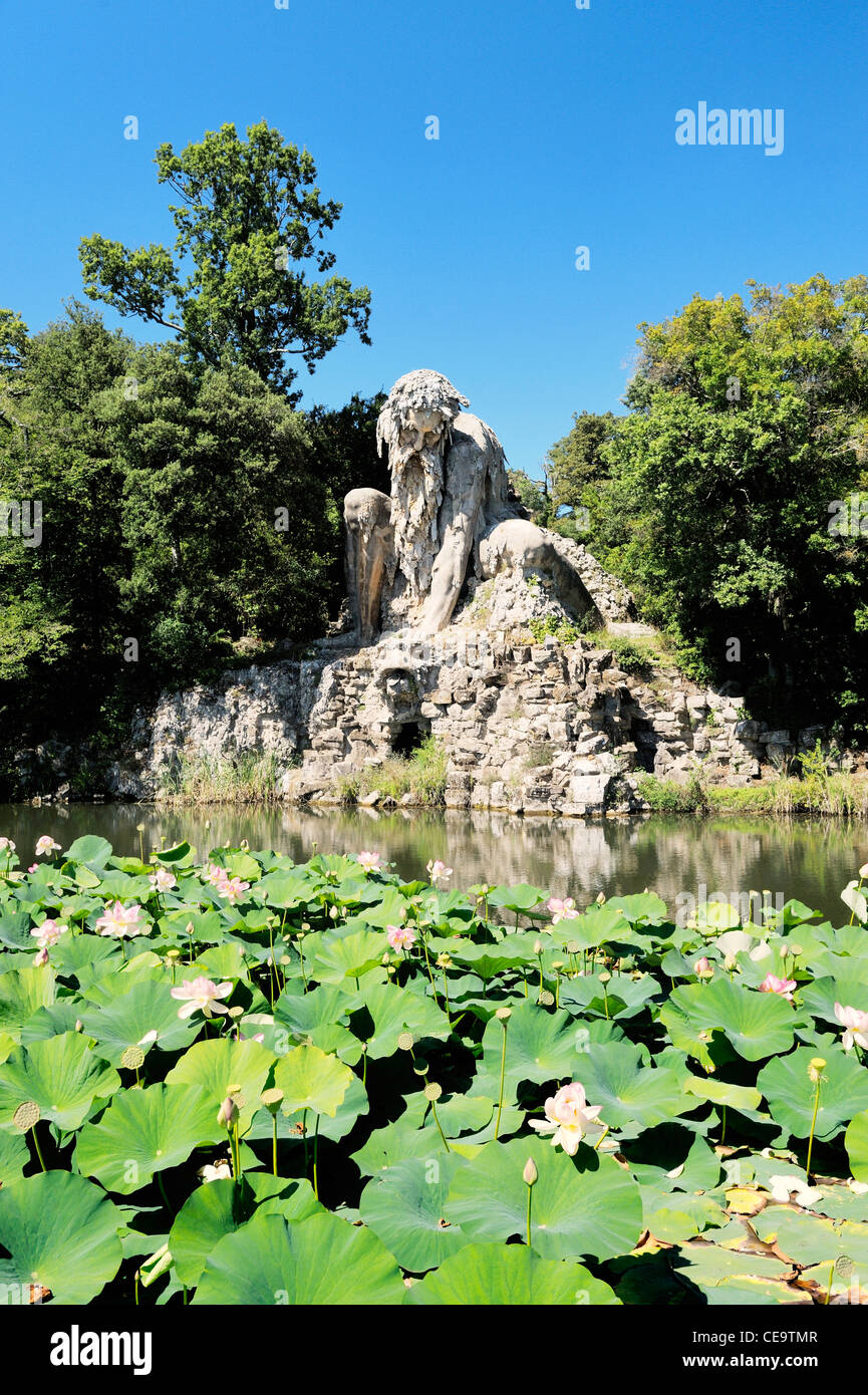 Riesige 16 C. Statue bekannt als der Apenninen-Koloss von Giambologna im Garten der Villa Demidoff di Pratolino, Toskana, Italien Stockfoto