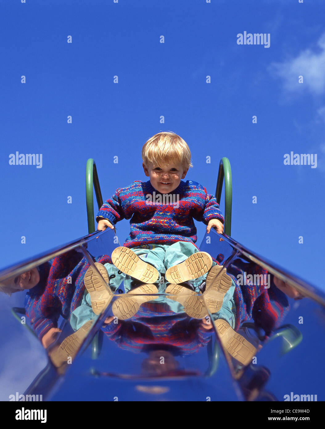 Junge auf Folie im Spielplatz, Berkshire, England, Vereinigtes Königreich Stockfoto