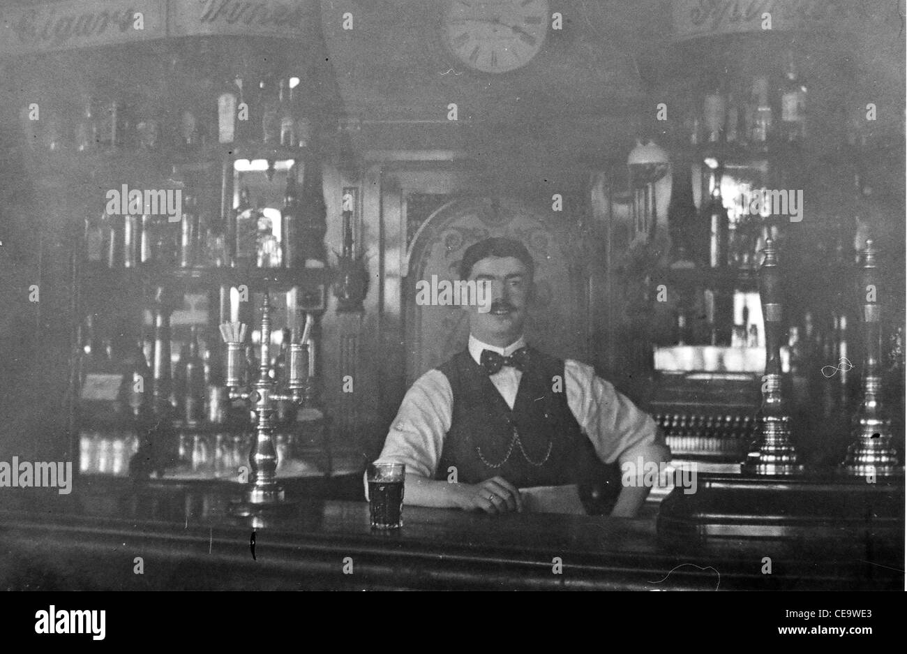 Der Barkeeper im Molineux Hotel, Wolverhampton, 1904 Stockfoto