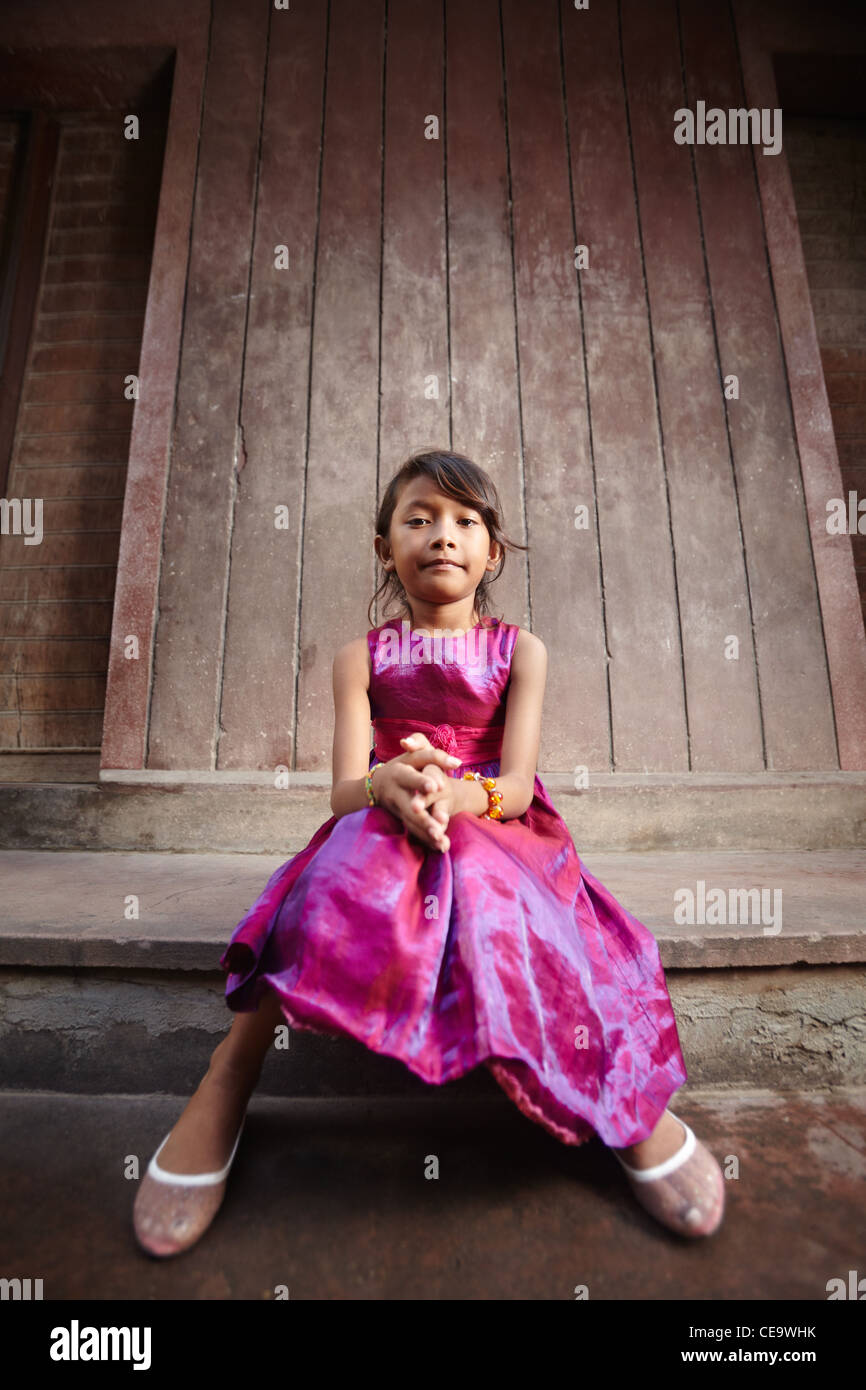 Porträt von niedlichen asiatische Mädchen in rosa Kleid, Blick in die Kamera Stockfoto