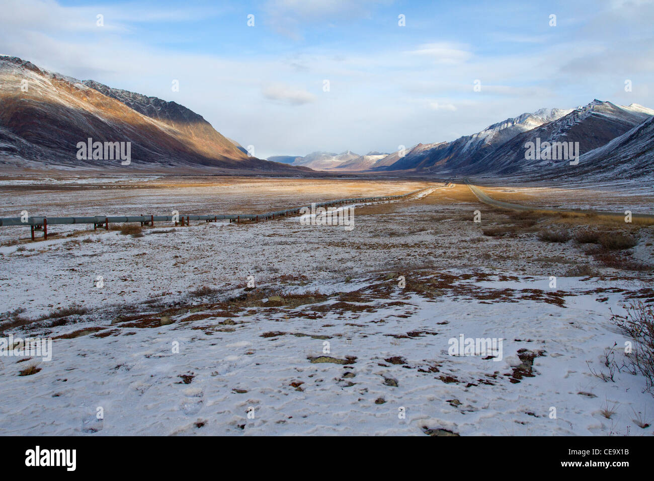 Malerische schneereichen Winter Berglandschaft in der Brooks Range, Nordhang, Alaska im Oktober zeigen Trans-Alaska-pipeline Stockfoto