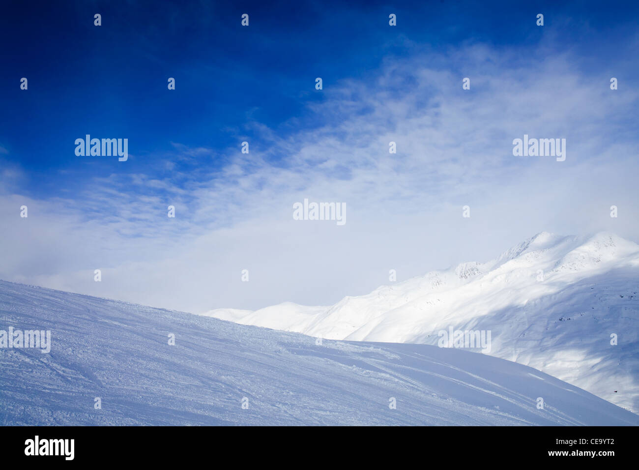 Der Blick auf Winterberge mit Schnee bedeckt, Skipiste im Vordergrund Stockfoto