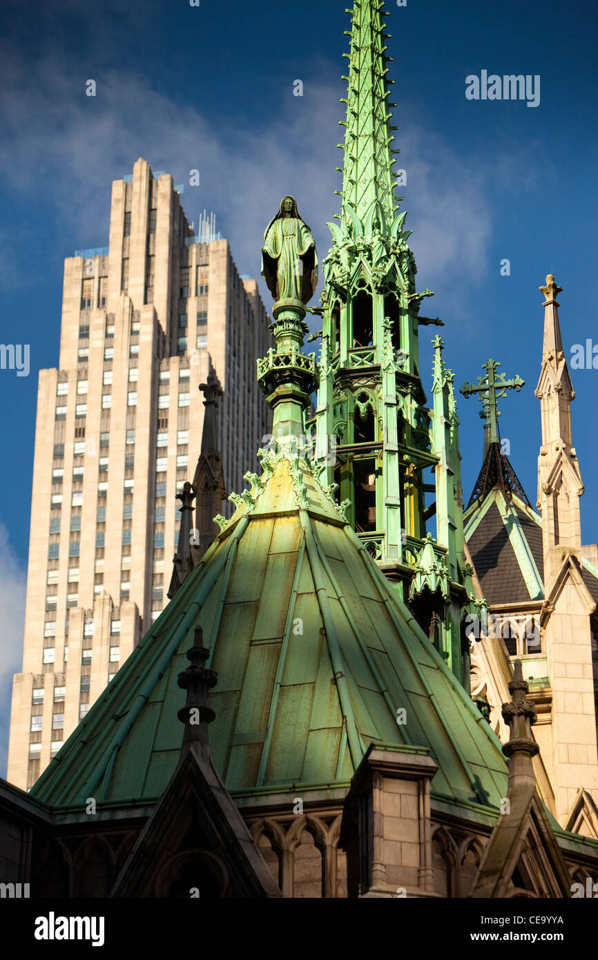 Kupfer-Christus-Statue auf der St. Patricks Cathedral, New York, USA Stockfoto