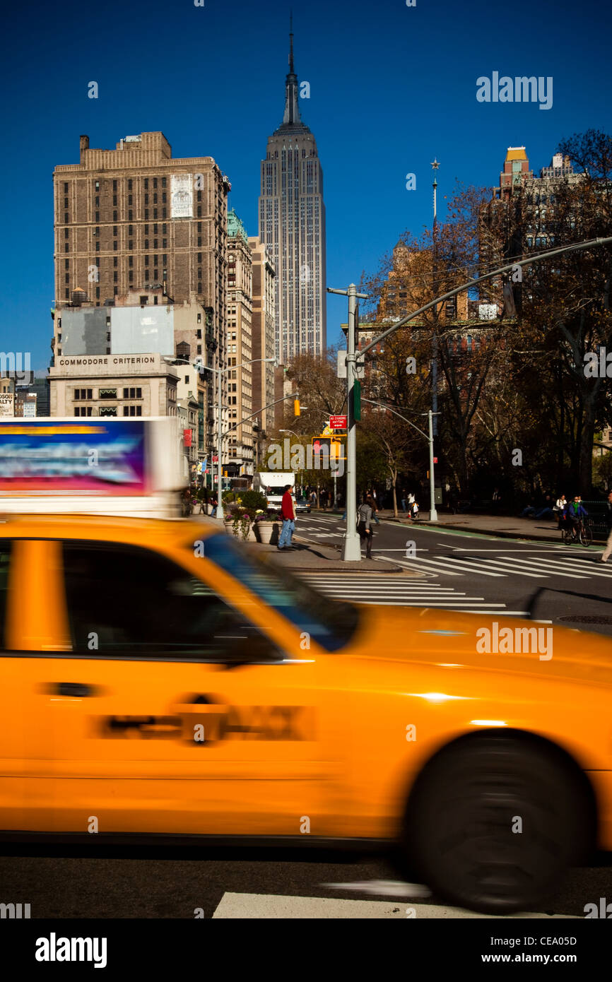 Traditionell gelb NYC Taxi, Empire State building im Hintergrund, USA Stockfoto