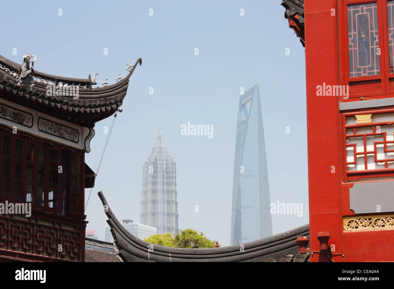 Jin Mao Tower und Shanghai World Financial Centre durch Gebäude von Yu Gardens Basar; Yuyuan; Shanghai; China Stockfoto