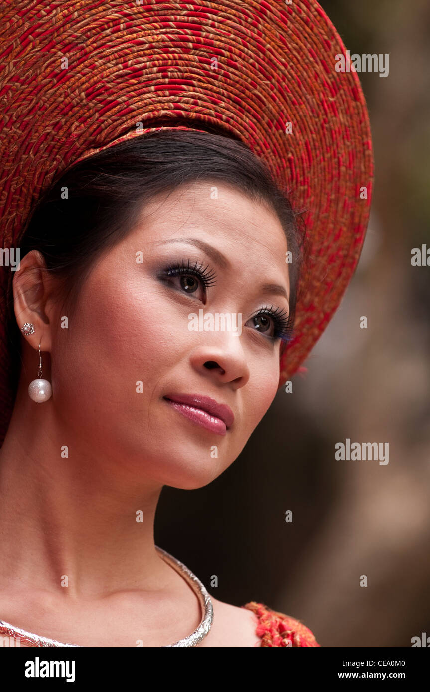 Vietnamesisches Hochzeitskleid Stockfotos Und Bilder Kaufen Alamy