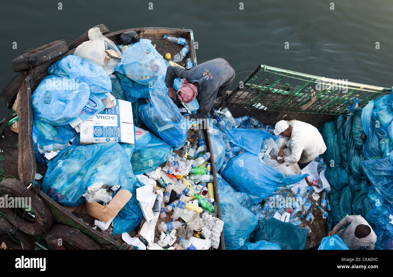 Garbage Barge sammelt den Müll aus Kreuzfahrt Schiffe, Nil, Luxor, Ägypten, Afrika. Stockfoto