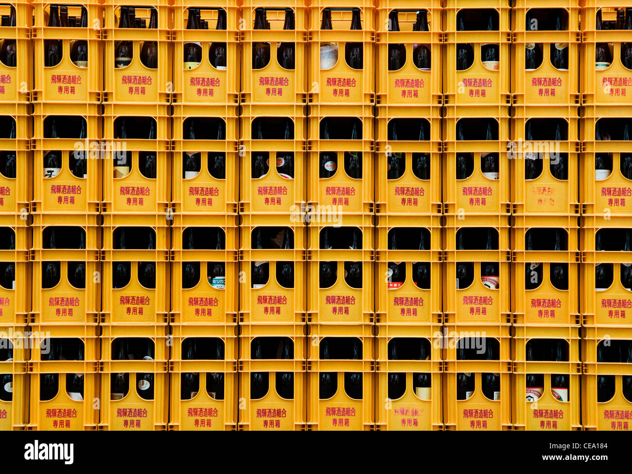 Kisten mit Sake Flaschen Japan Stockfoto