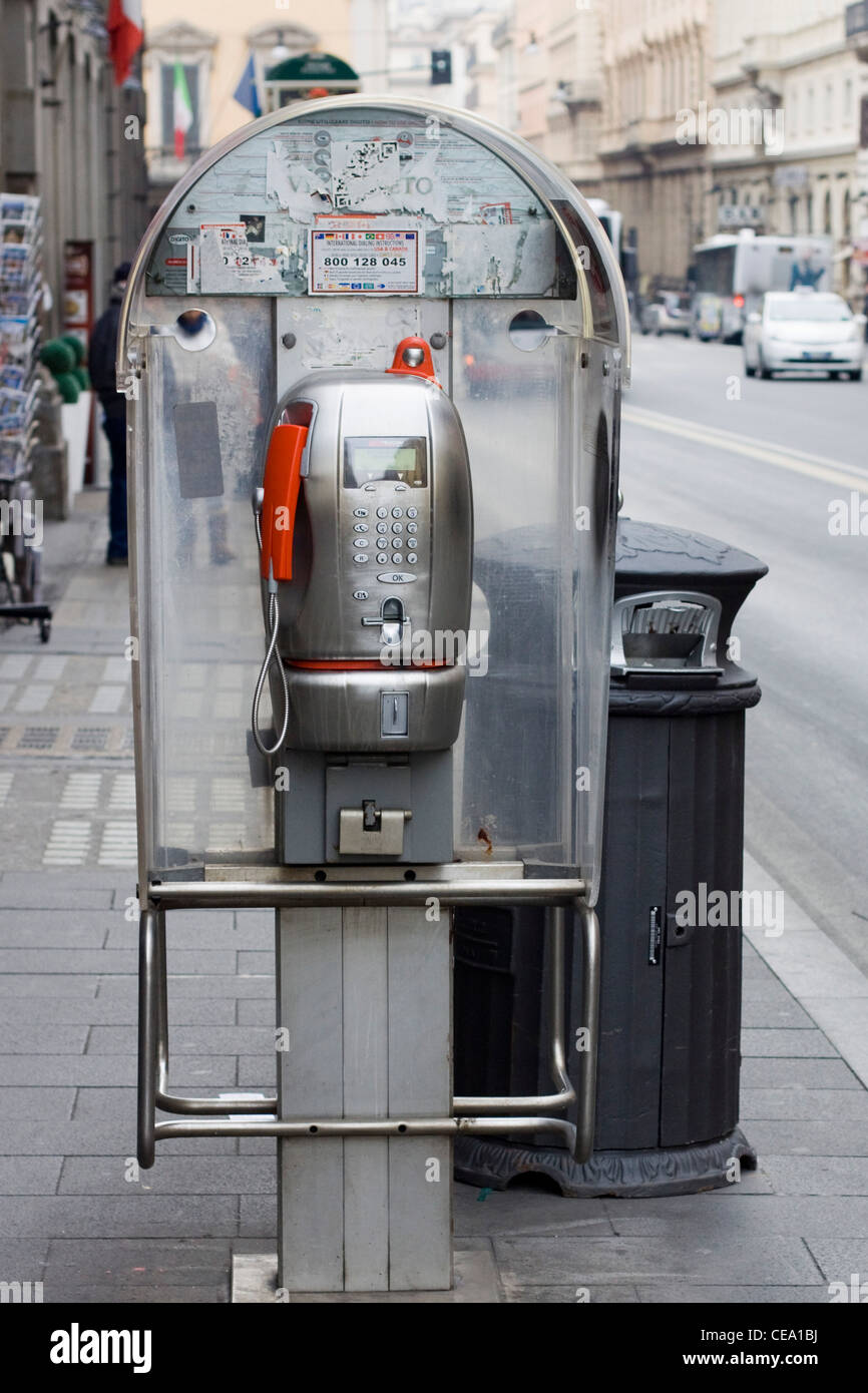 Öffentliche Münztelefone auf den Straßen von Rom Italien Stockfoto