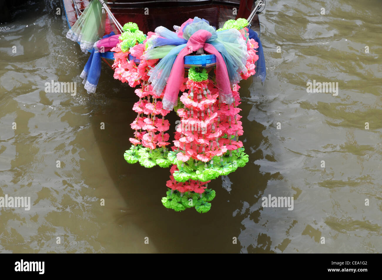 Segen Blumen auf long Tail Boot, Fluss Chao Phraya, Bangkok, Thailand Stockfoto