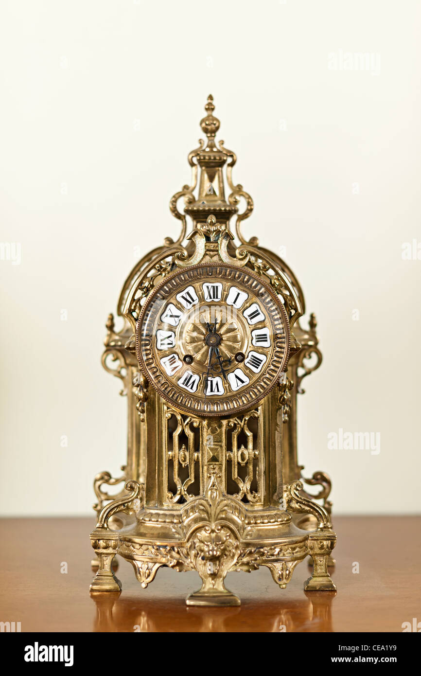 Antik Bronze Regal-Uhr mit kunstvollen Dekoration Stockfotografie