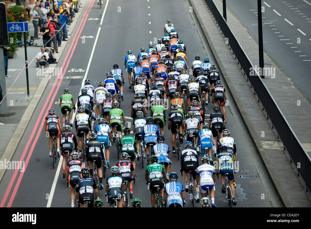 Blick auf das Hauptfeld von oben in das Straßenrennen der Stufe 8 der Tour of Britain 2011 Stockfoto