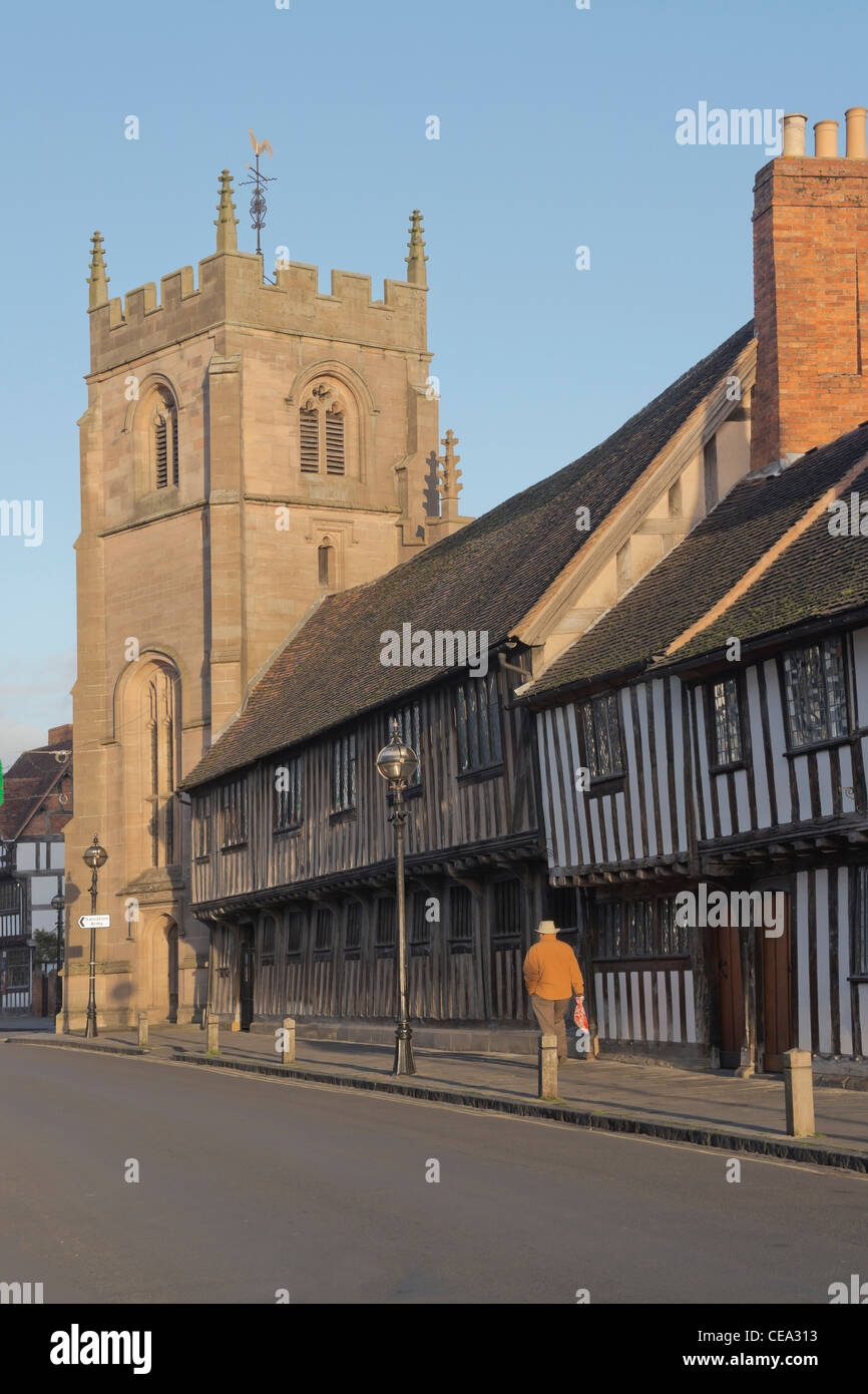 Halbe Fachwerkhaus Almosen beherbergt König Edwards School und die Gilde Kapelle Kirche Straße Stratford-upon-Avon, Warwickshire, England Stockfoto