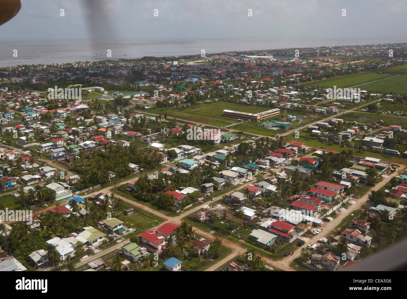 Luftaufnahme von Georgetown, Guyana, Südamerika, zeigt die Zersiedelung und Siedlungsentwicklung. Stockfoto