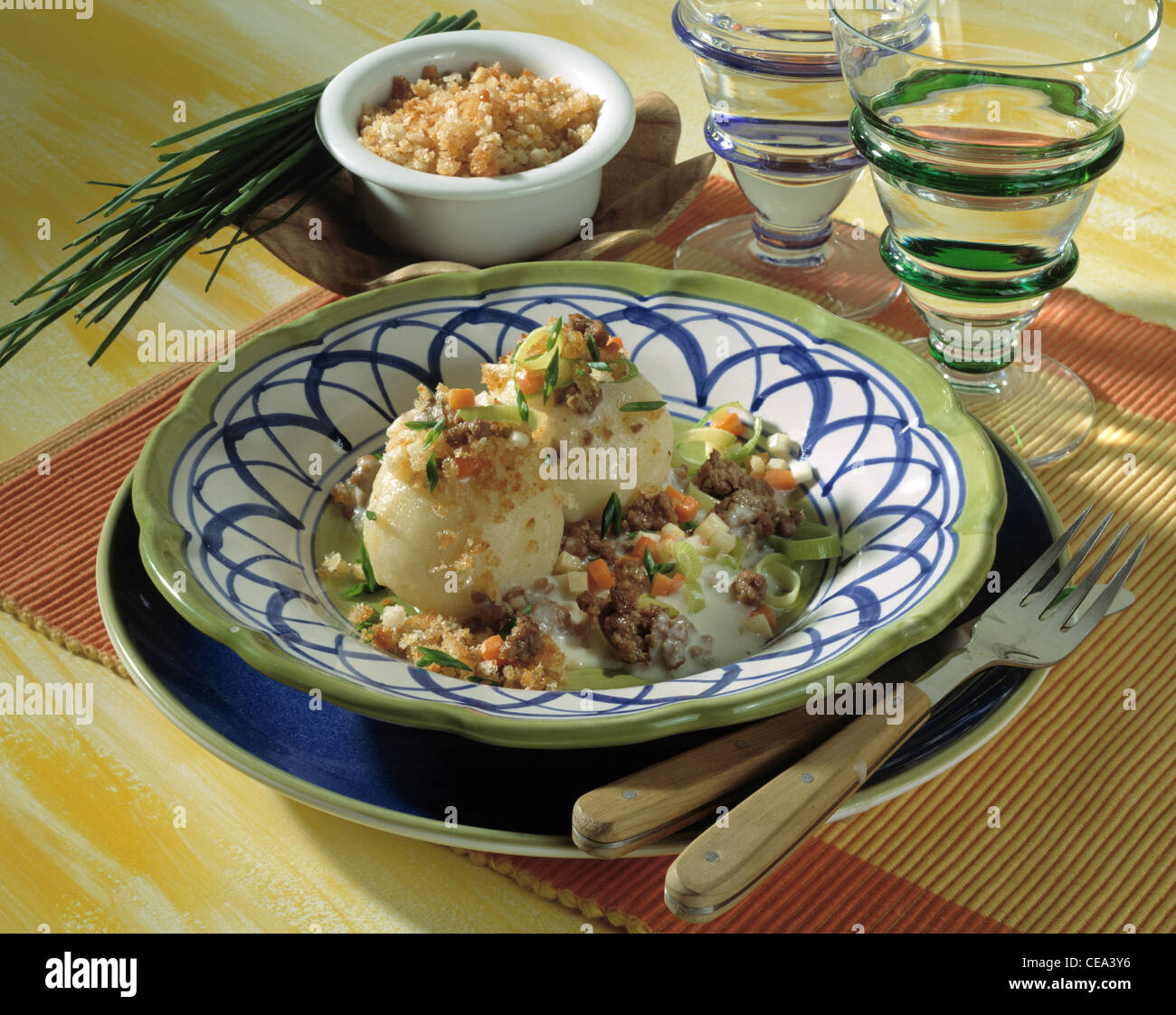 Kartoffelknödel mit Hackfleisch - Gemüse-sauce Stockfoto