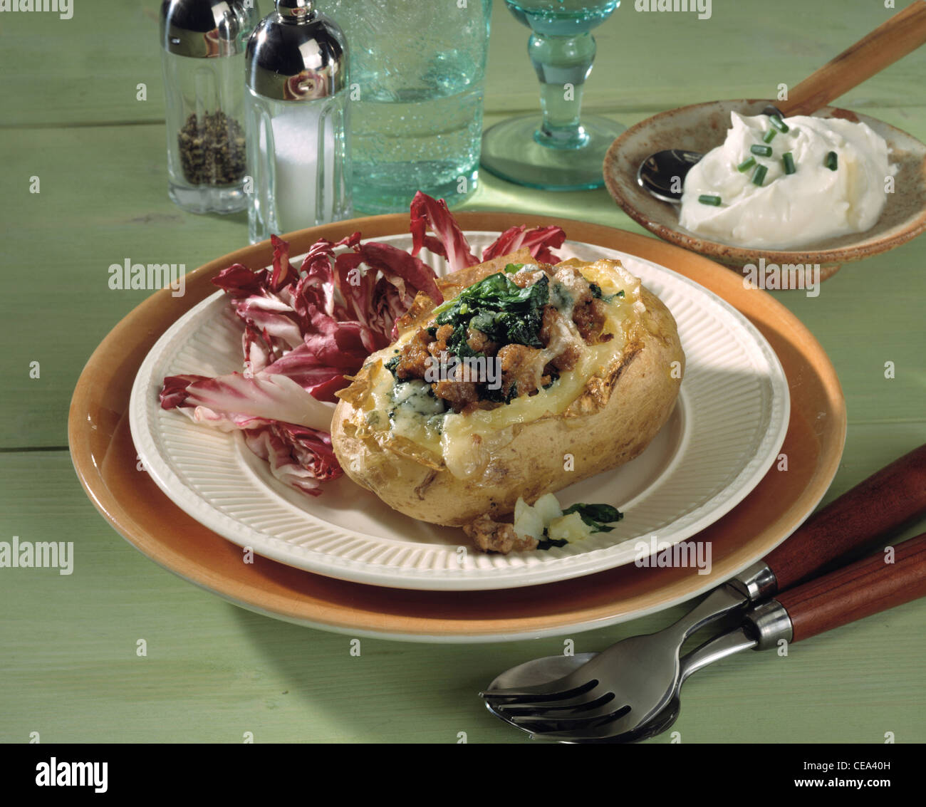Kartoffeln gefüllt mit Spinat und Hackfleisch Stockfoto