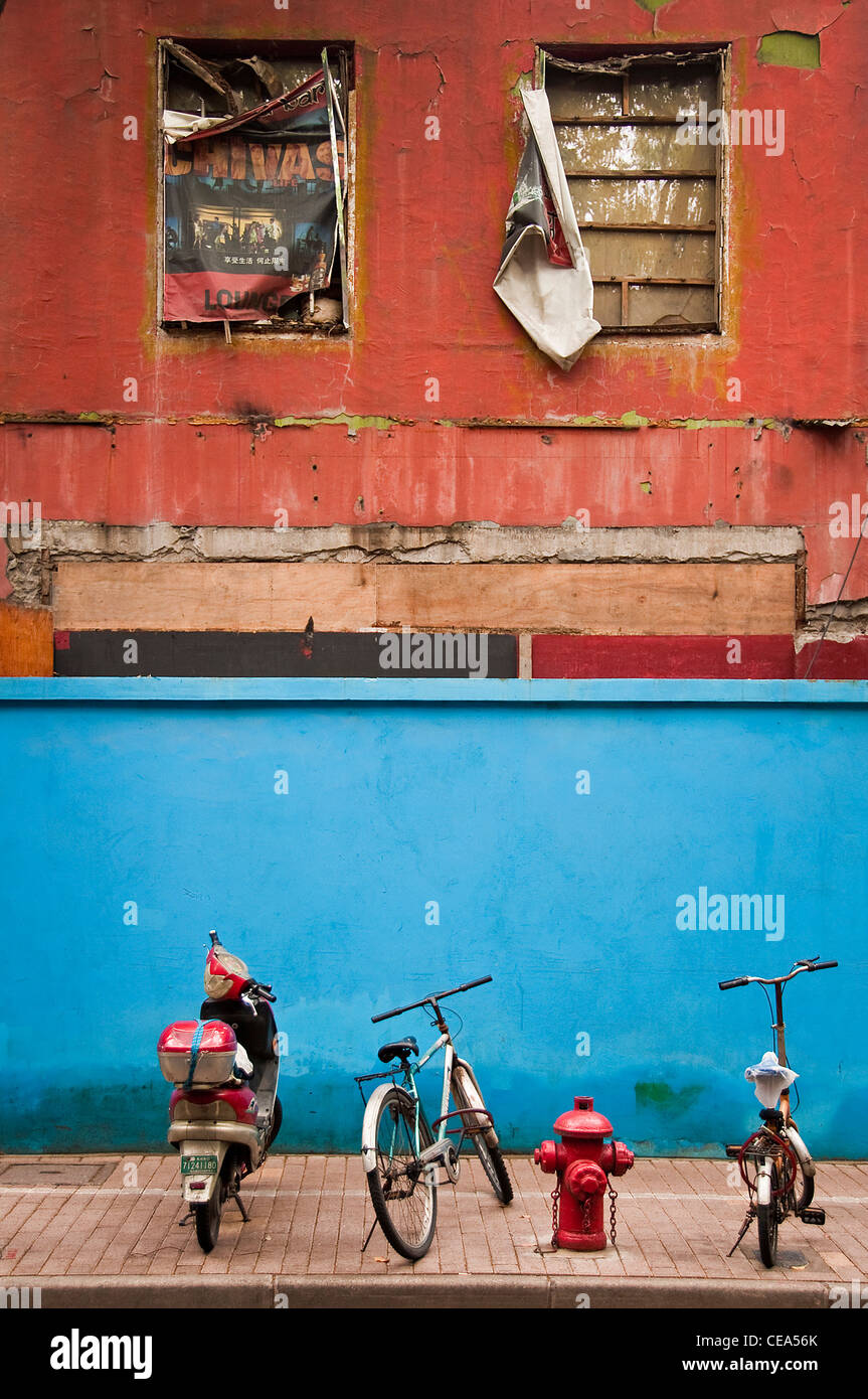 Fahrräder geparkt in einer Straße von der French Concession - Shanghai, China Stockfoto