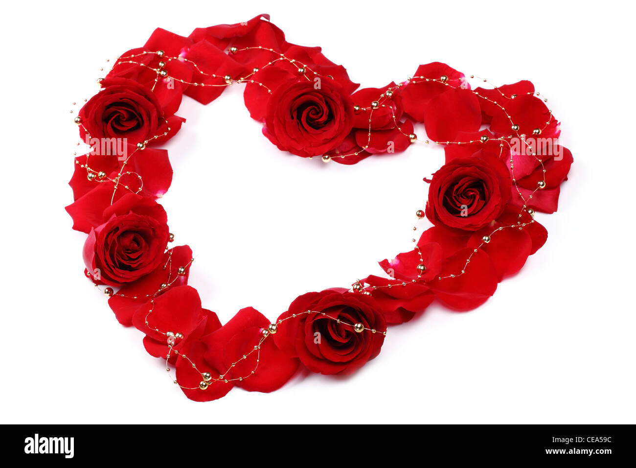 Herz aus roten Rosenblättern isoliert auf weiss Stockfoto