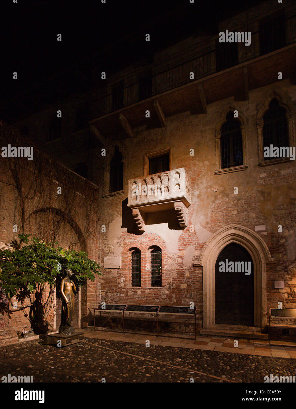 Romeo & Julias Balkon in der Nacht. Verona, Italien. Stockfoto