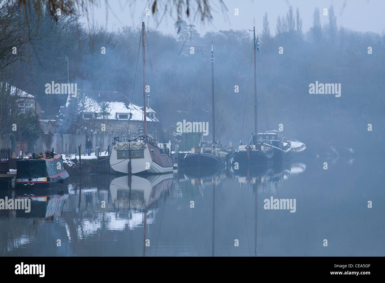 Nebligen Szene auf den Fluss Medway bei Allington, Maidstone, Kent, England Stockfoto