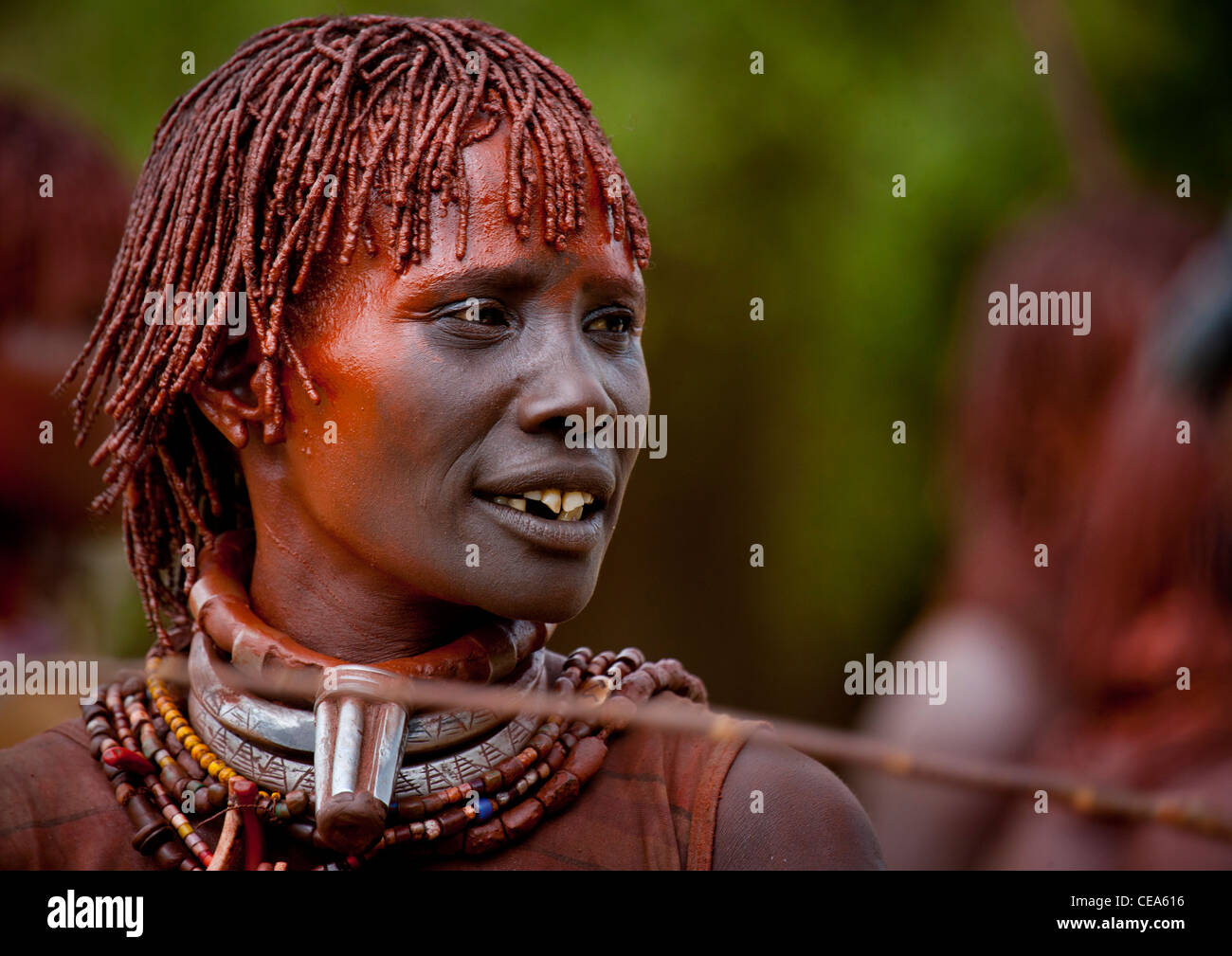 Hamer Frau feiert Stier springen Zeremonie durch rituelle Tänze und Musik-Omo-Tal-Äthiopien Stockfoto