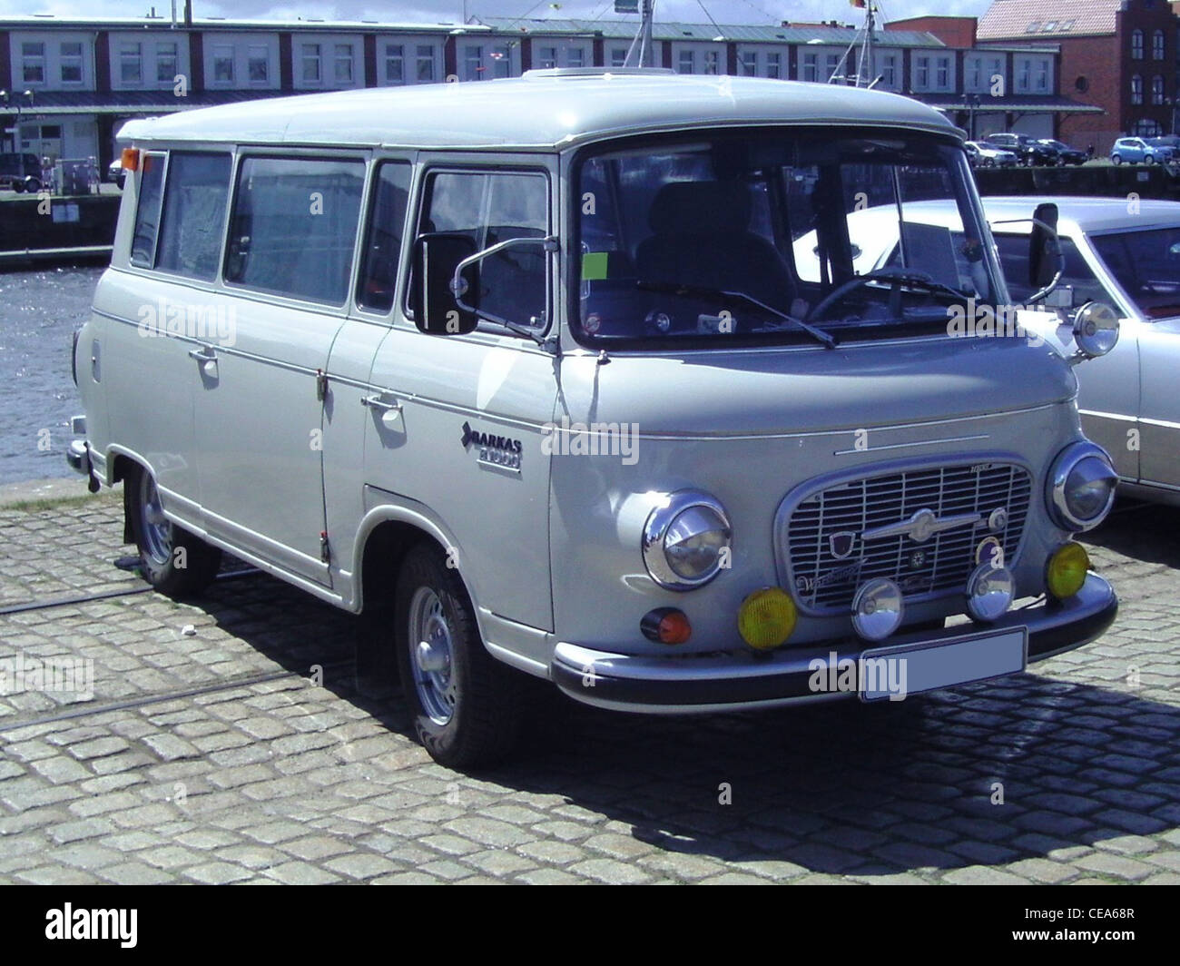 Der Barkas B 1000 ist ein klassischer ostdeutscher Van, der zwischen 1961 und 1991 hergestellt wurde. Er wurde häufig für den gewerblichen und staatlichen Transport verwendet, mit einem Zweitaktmotor und einem unverwechselbaren Boxdesign. Stockfoto
