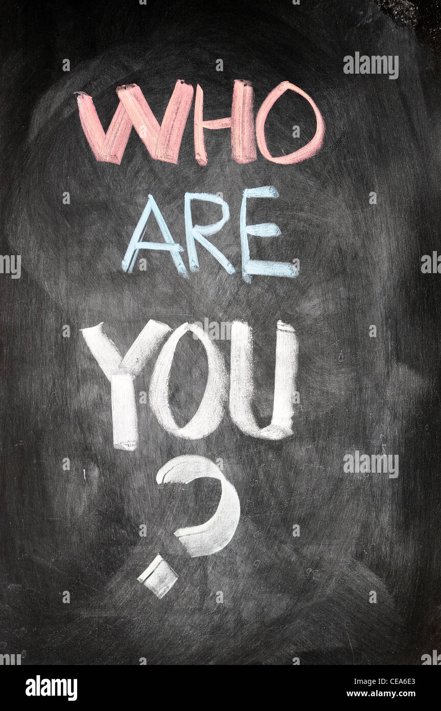 weißer Text rot grün gelb schreiben Kreide schreiben, Handschrift Mark sind Sie schwarze Tafel Kreidetafel Hintergrund Frage Stockfoto