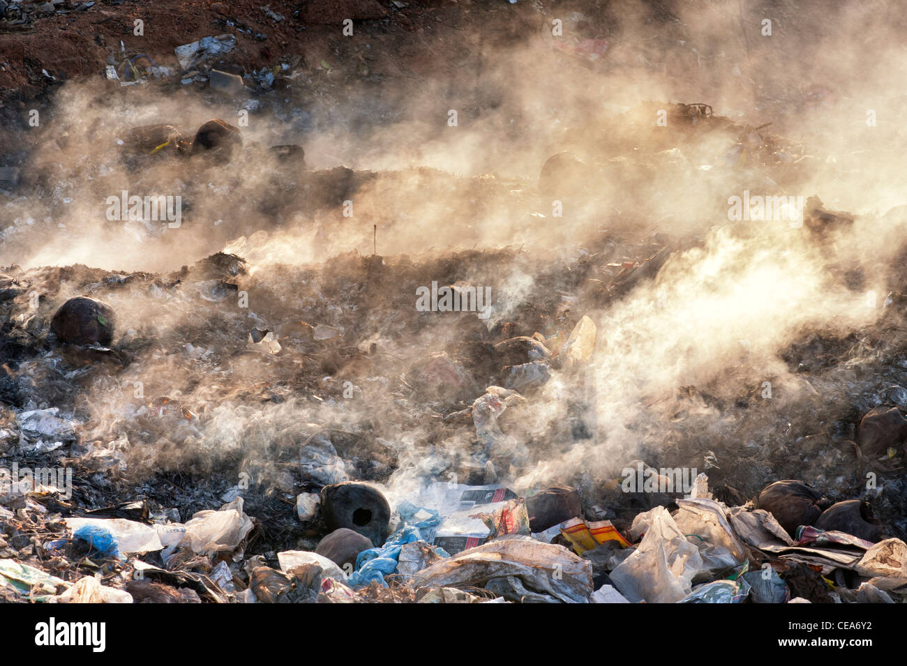 Haushalt Abfälle verbrannt am Straßenrand in Indien Stockfoto