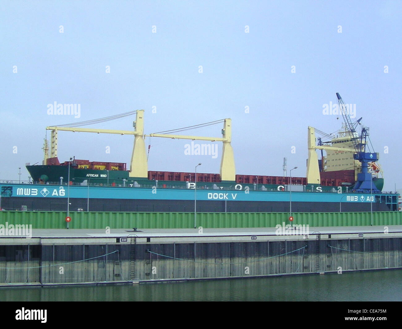 Allgemeine Frachter African Wind in der schwimmenden Trockendock der MWB in Bremerhaven, Deutschland Stockfoto