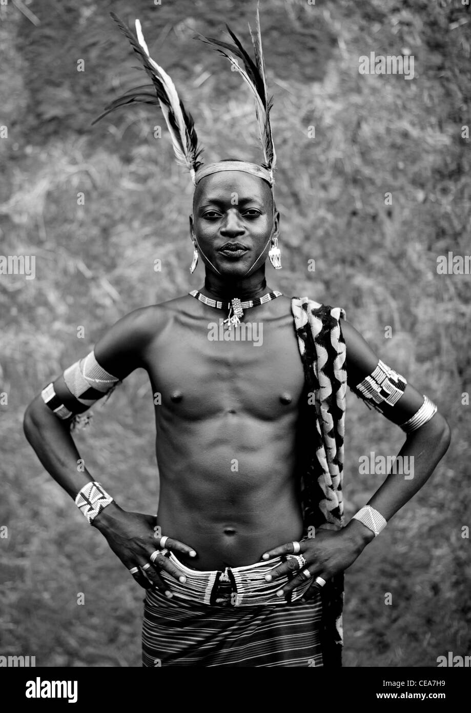 Lächelnder Banna Stamm Whipper Mann In traditioneller Kleidung Äthiopien Stockfoto