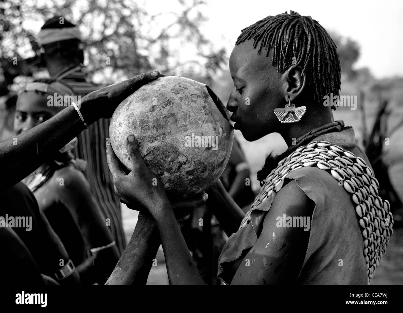 Banna Frau trinkt aus Calabash während Stier springen Zeremonie Äthiopien Stockfoto