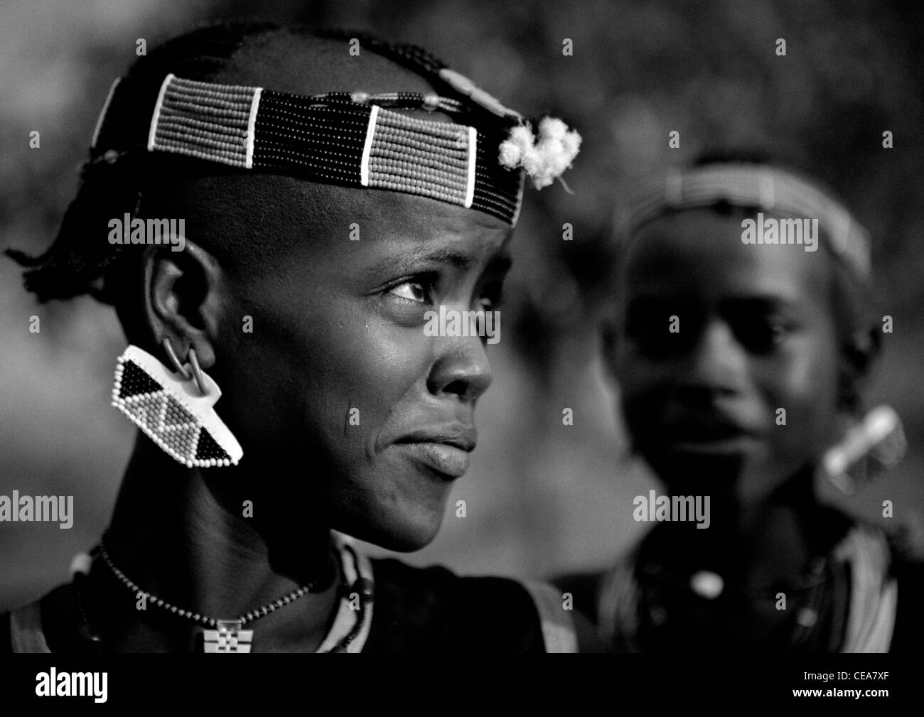 Bana Frau Portrait mit Perlen Juwelen auf Ad skeptischen Blick Stier springen Zeremonie Äthiopien Stockfoto