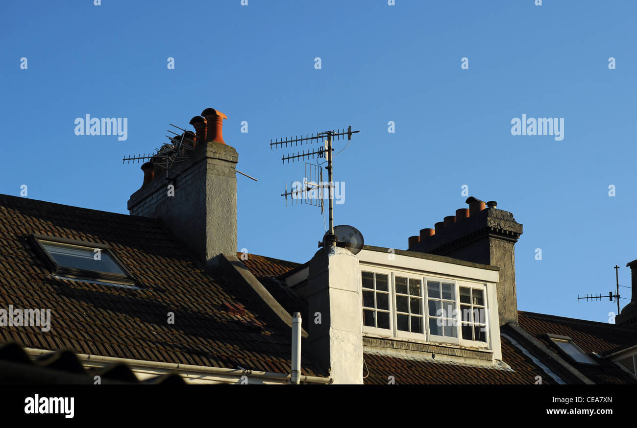 Fernsehantennen auf einem Dach in Brighton als Großbritannien nach und nach schaltet auf digitale Sender Stockfoto