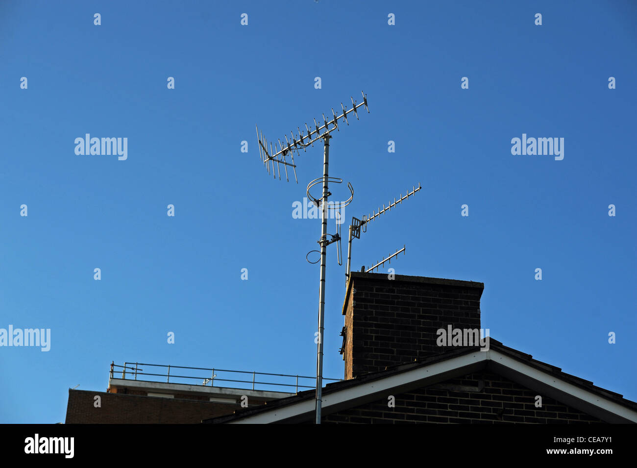 Fernsehantennen auf einem Dach in Brighton als Großbritannien nach und nach schaltet auf digitale Sender Stockfoto