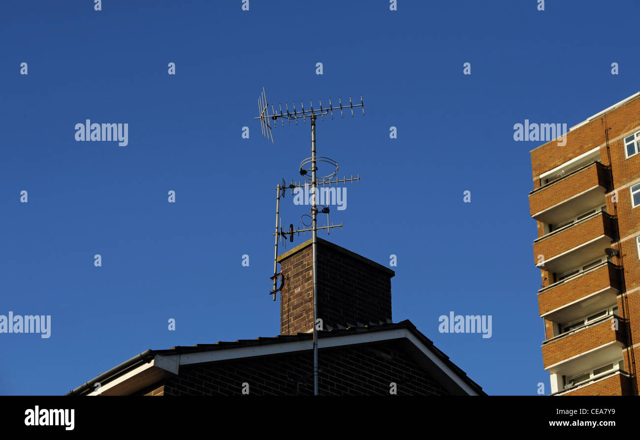 Fernsehantennen auf einem Dach in Brighton als Großbritannien nach und nach schaltet auf digitale Sender Stockfoto