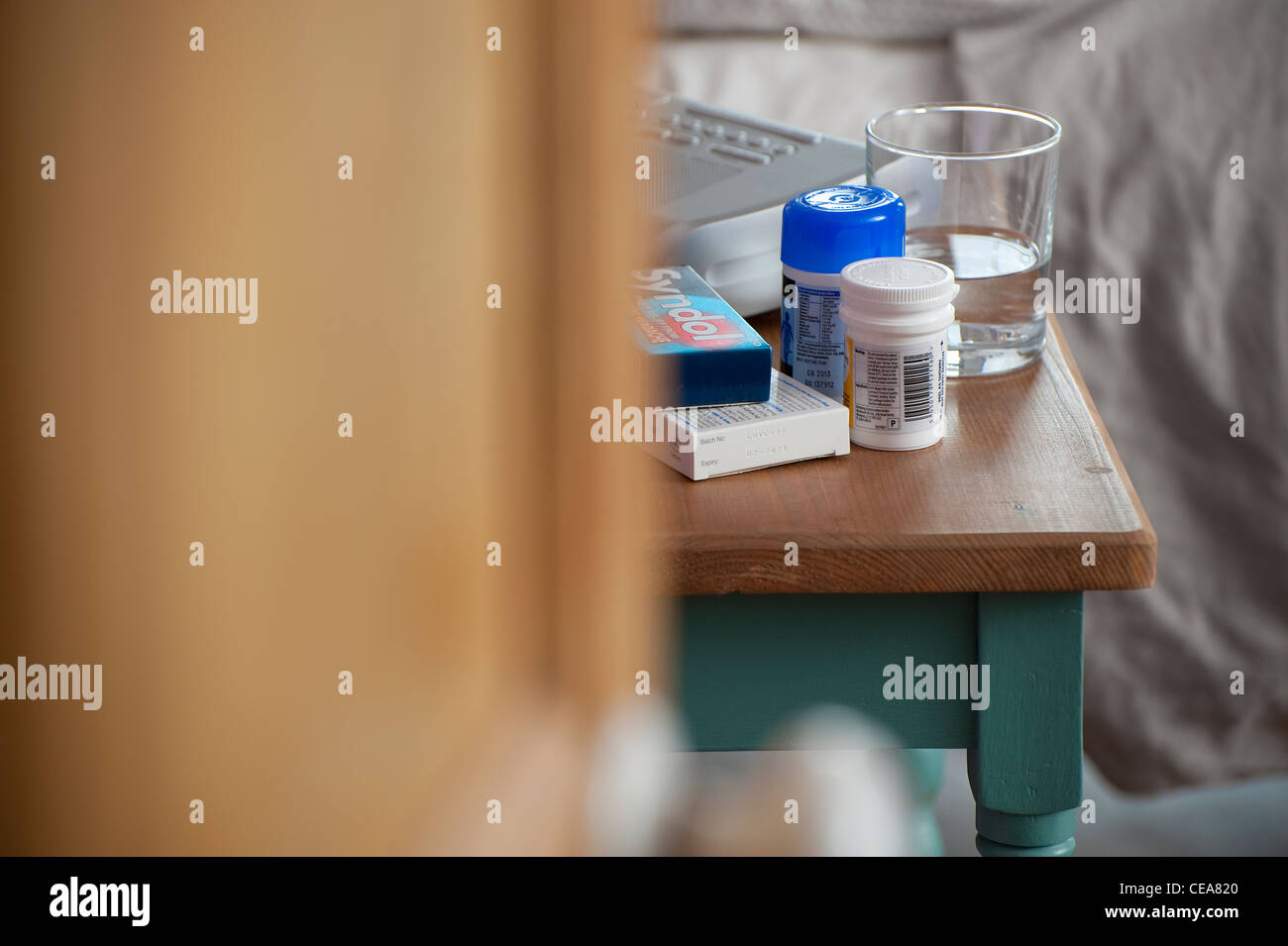 Medikation auf Schlafzimmer Nachttisch Stockfoto