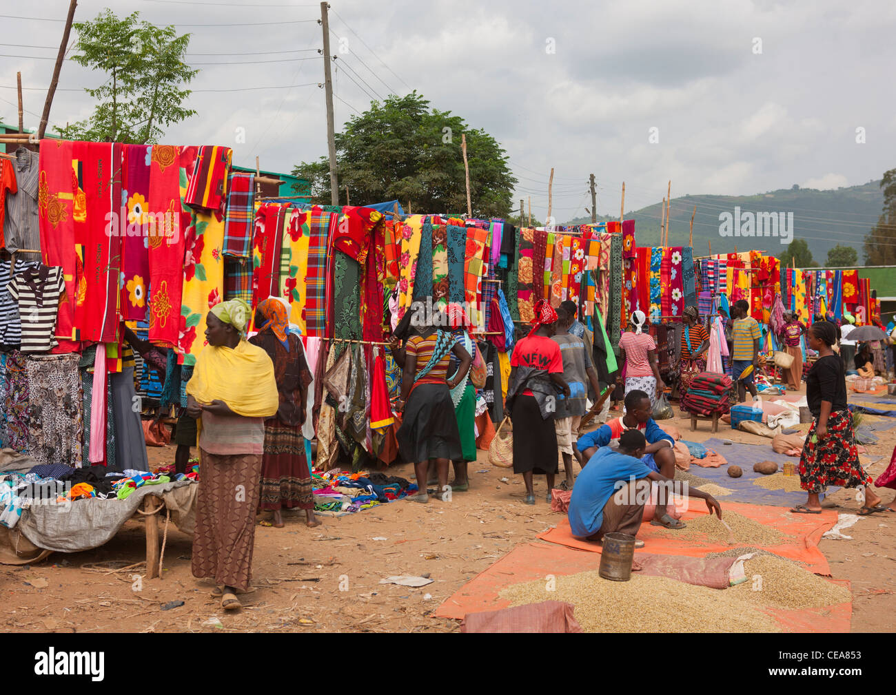 Jinka Leinwand Markt mit Leute verkaufen Äthiopien Stockfoto