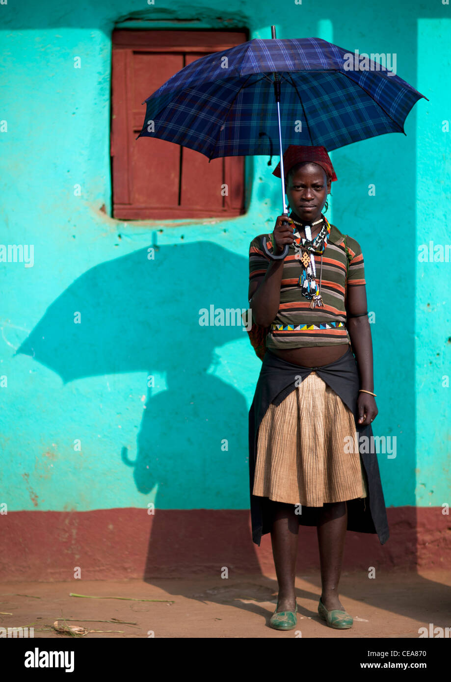 Traditionelle Kleidung Ara Woman Posing Außenseite des blauen Hauses In Jinka Omo-Tal-Äthiopien Stockfoto